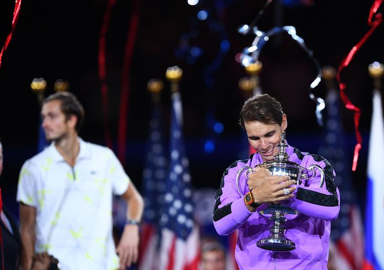 Rafael Nadal fik for fjerde gang fingrene i US Open-trofæet, men Daniil Medvedev i baggrunden fik en fornemmelse af, at han kan udfordre spillets største navne på den største scene.   Foto: Johannes Eisele/Ritzau Scanpix