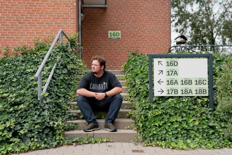 Daniel Thomsen er mandlig sygeplejestuderende. Han er i praktik på psykiatrisk afdeling for børn og unge på Bispebjerg Hospital. Foto: Andreas Merrald/POLFOTO