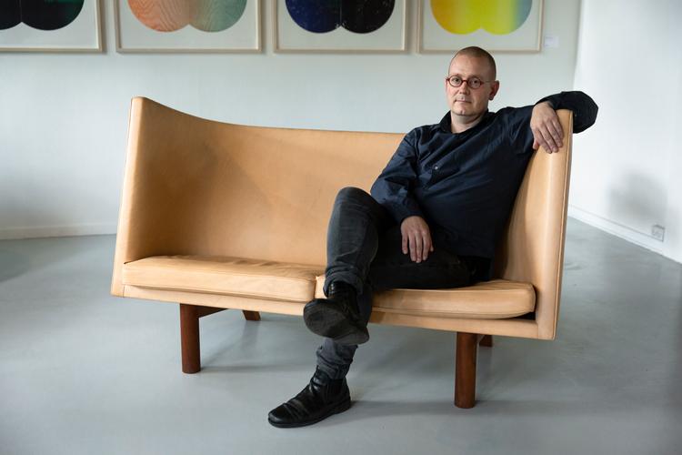 
  Anders Petersen i Dan Svarths topersoners sofa. Læderet er vegetabilsk garvet, og det har været en udfordring at spænde læderet ud, så buningen er stabil, og ryglænet fremstår uden syninger. Foto: Nima Taheri/POLFOTO