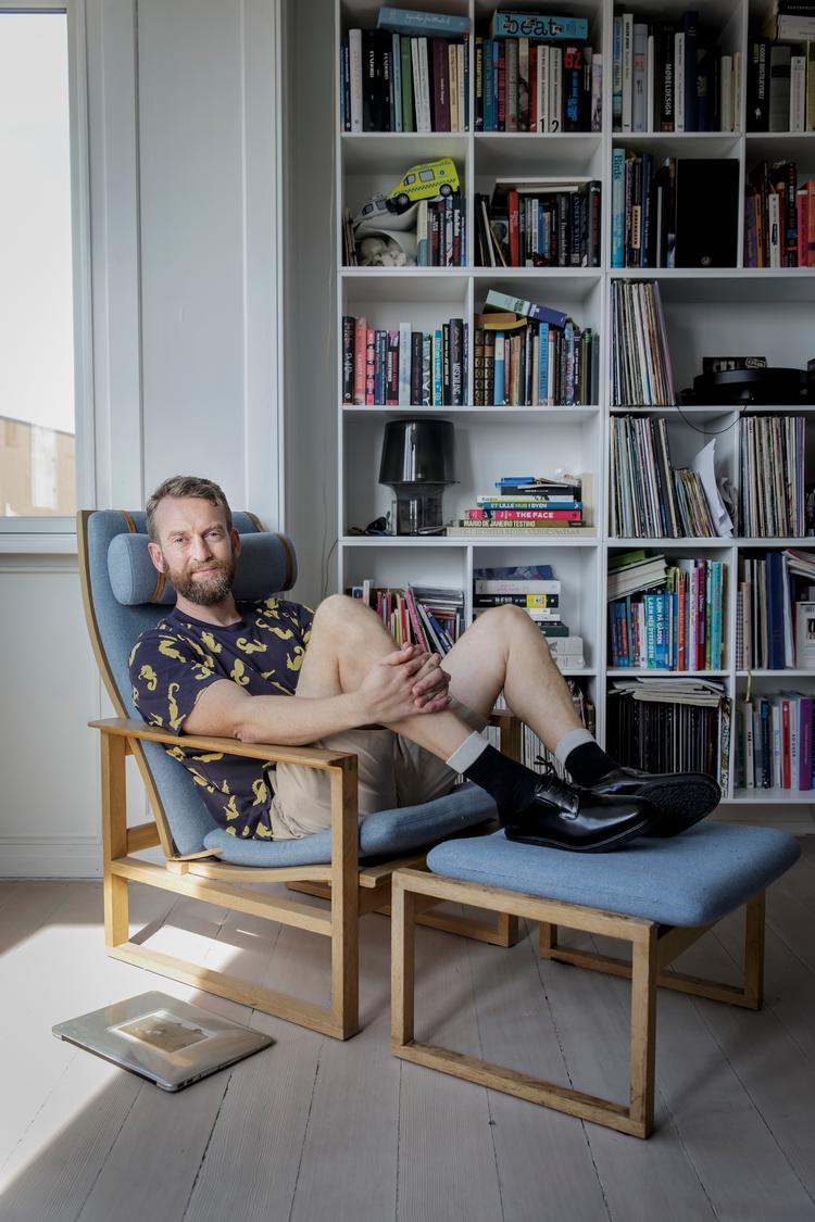  Rune Skyum-Nielsens slædestol og fodskammel fra Børge Mogensen er gået i arv i nogle generationer. Her holder han meget af at skrive og se fjernsyn. Men stolen har også lagt ryg til festligheder – blandt andet en kammerats fuldemandssyge og nogle, der forsøgte at være intime i den.  Foto: Mads Nissen/POLFOTO