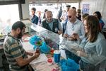 Ministeren for udviklingssamarbejde, Rasmus Prehn, besøgte mandag Zaatari i Jordan sammen med ambassadør Merete Juhl og Mohammad Al Taher fra UNHCR. Her smager de på en falafel på markedet flygtningelejren.
   Foto: Niels Christian Vilmann/Ritzau Scanpix