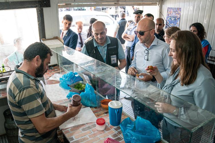 Ministeren for udviklingssamarbejde, Rasmus Prehn, besøgte mandag Zaatari i Jordan sammen med ambassadør Merete Juhl og Mohammad Al Taher fra UNHCR. Her smager de på en falafel på markedet flygtningelejren.
   Foto: Niels Christian Vilmann/Ritzau Scanpix