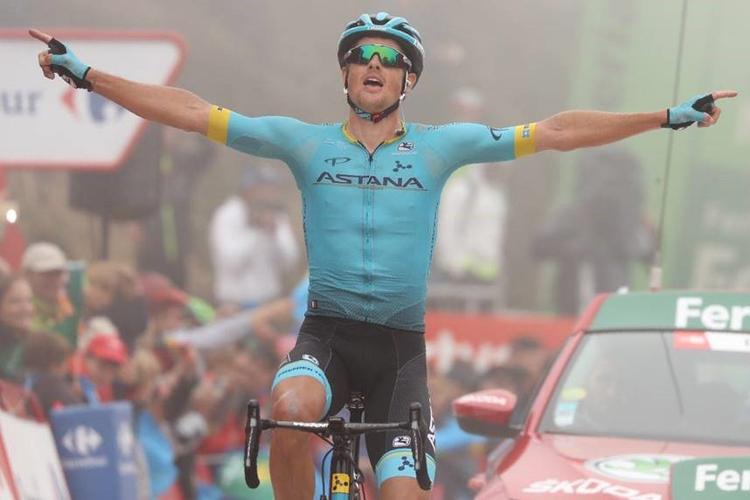 Jublende krydser Jakob Fuglsang målstregen som vinder af en Grand Tour-etape for første gang i karrieren. Foto: Unipublic/Photogomez Sport. 