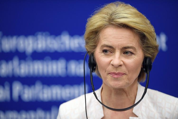 
    Listen med de 26 kommissærkandidater, hvis porteføljer Ursula von der Leyen tirsdag vil løfte sløret for, skal nu godkendes af EU-landene, hvorpå den skal bringes i EU-Tidende.(ARKIV)  (Foto: FREDERICK FLORIN/Ritzau Scanpix)
   Foto: Frederick Florin/Ritzau Scanpix