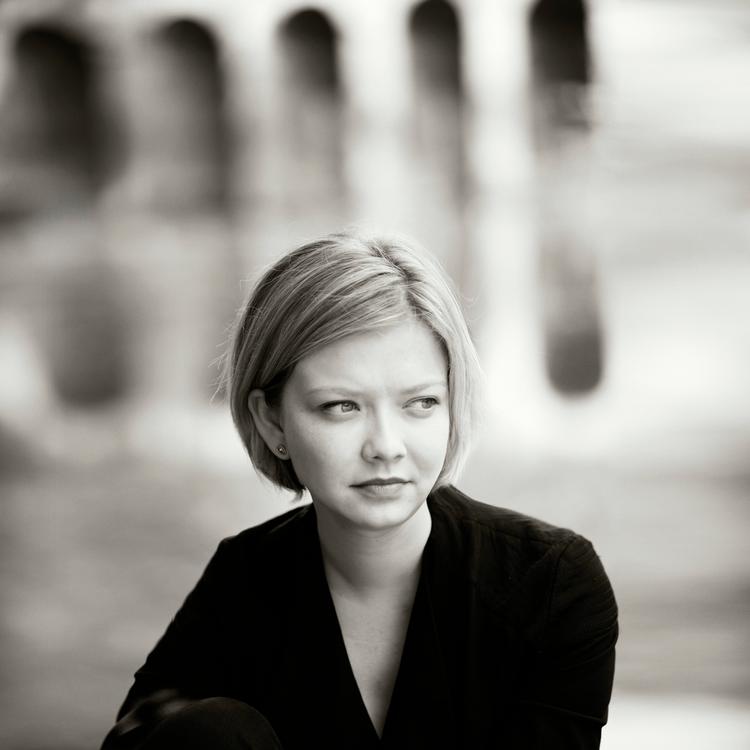 Med sin violin søger Alina Ibragimova ind mod det triste og skrøbelige i Brahms' sonater. Foto:  Sussie Ahlburg