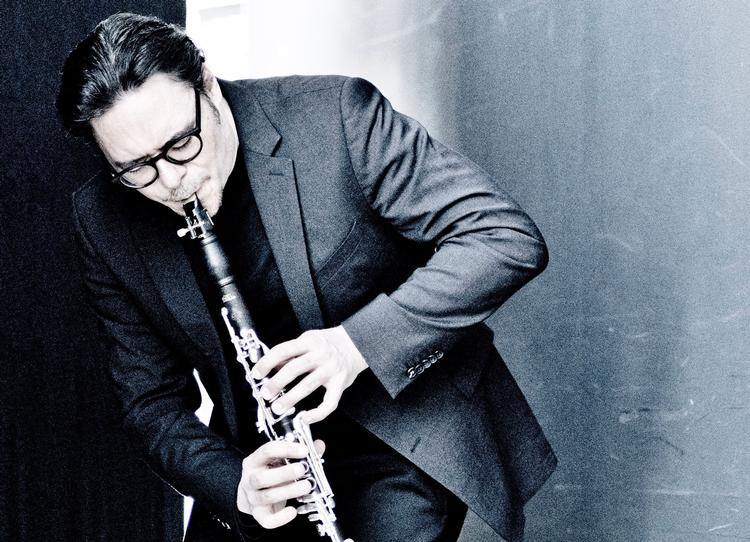 Den schweiziske klarinettist Reto Bieri er  ikke en helt almindelig klassisk musiker.  Foto: Marco Borggreve