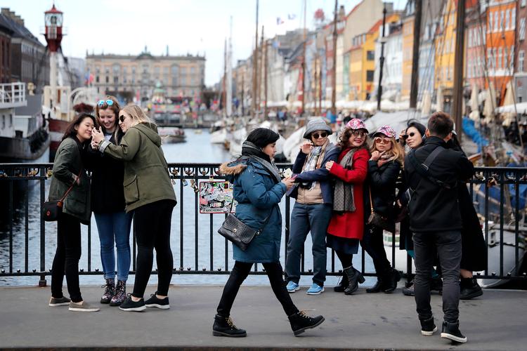 Københavns Nyhavn er et af de områder i hovedstaden, som er ramt af og stærkt plaget af overturisme.
    
   Foto: Jens Dresling/POLFOTO