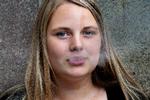 NIKOTIN. 16-årige Victoria Skjelmose bruger e-cigaretten som et alternativ til almindelige cigaretter. Hun kunne godt tænke sig helt at stoppe, men det er svært, når alle vennerne ryger eller damper.  Foto: Finn Frandsen/POLFOTO