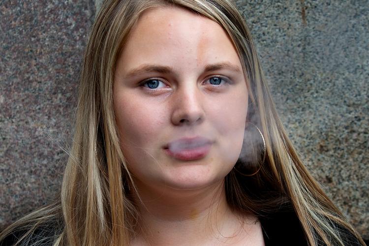 NIKOTIN. 16-årige Victoria Skjelmose bruger e-cigaretten som et alternativ til almindelige cigaretter. Hun kunne godt tænke sig helt at stoppe, men det er svært, når alle vennerne ryger eller damper.  Foto: Finn Frandsen/POLFOTO