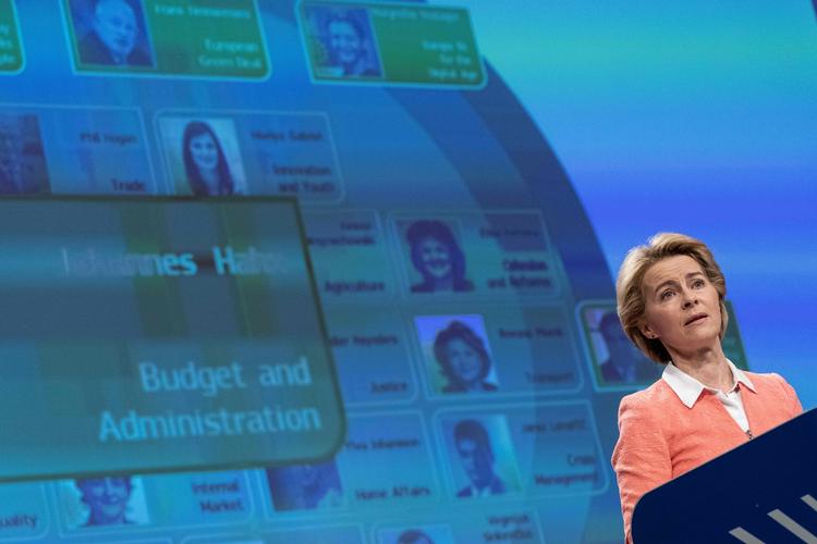 Formanden for EU-Kommissionen, Ursula von der Leyen, præsenterer sit nye hold.  Foto: Kenzo Tribouillard/Ritzau Scanpix