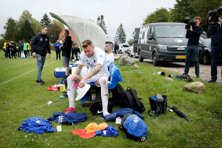 
Nicklas Bendtner skifter sko efter sin første kamp for FCK.



















































































   Foto: Jens Dresling/POLFOTO