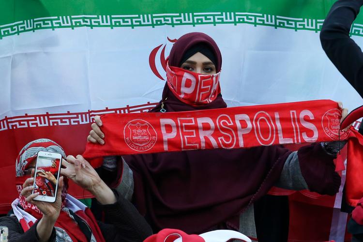 
I november 2018 gjorde de iranske myndigheder en undtagelse, da de lod en udvalgt gruppe af kvinder overvære en fodboldkamp i Teheran. Dengang var Fifa-præsident Gianni Infantino også til stede på stadion.   
   Foto: Vahid Salemi/Ritzau Scanpix