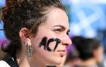 En klimaaktivist viser, hvad hun mener om situationen, på filmfestivalen i Venedig tidligere på måneden.  Foto: Piroschka Van De Wouw/Ritzau Scanpix