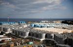 Opbevaringstanke ses ved Fukushima-kraftværket. Men nu er pladsen ved at være opbrugt, så kraftværket må finde en anden måde at komme af med det forurenede vand - planen er at dumpe det i Stillehavet. Foto: Issei Kato/Ritzau Scanpix