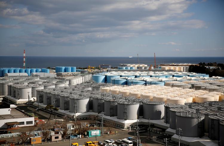Opbevaringstanke ses ved Fukushima-kraftværket. Men nu er pladsen ved at være opbrugt, så kraftværket må finde en anden måde at komme af med det forurenede vand - planen er at dumpe det i Stillehavet. Foto: Issei Kato/Ritzau Scanpix