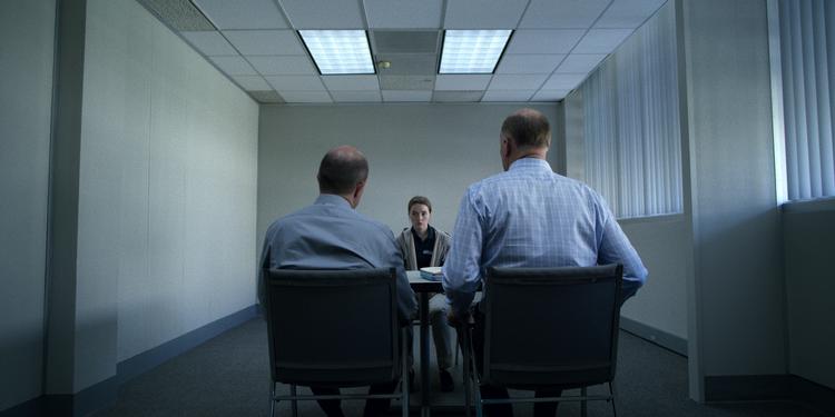 Karakteren Marie Adler fremstår i skuespilleren Kaitlyn Dewers lille statur ofte som den svage og sårbare overfor seriens andre roller. Foto: Netflix