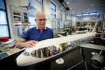 
Denne model af en Airbus 200, som Erik Oxtorp viser frem, har samlingen arvet fra Teknisk Museum. Her satte en besøgende mor sin lille søn op på den, og det kunne den ikke holde til. Efter et års samle-, slibe- og malearbejde er den så god som ny og har fået lys i kabinen. Foto: Jens Dresling