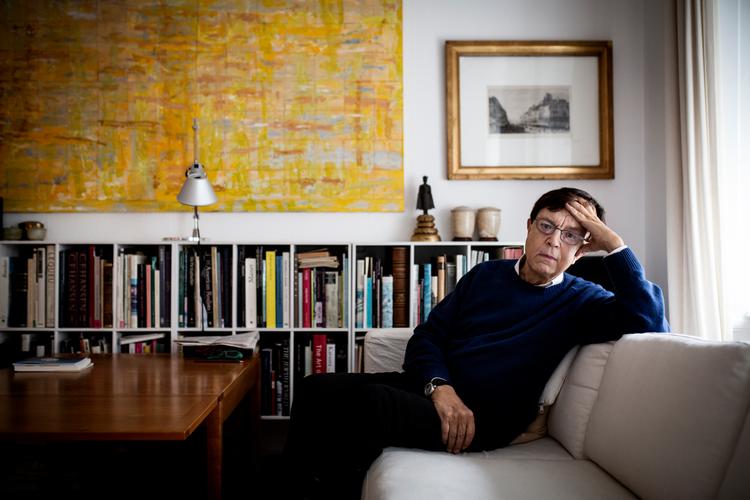 
    Professor Carsten Thau lever med fag- og skønlitteratur i rigelige mængder. Men der skal også være plads til nips!
   Foto: Jens Hartmann Schmidt/POLFOTO