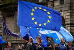 Aktivister holder EU's samt det skotske flag under en demonstration foran Edinburghs civile domstol i Edinburgh. Den har truffet afgørelse om, at premierminister Boris Johnsons beslutning om at suspendere det britiske parlament i fem uger og lige før udtræden af EU er ulovlig.
 Foto: Andy Buchanan/Ritzau Scanpix