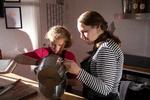 
    
Der er ofte gang i køkkenredskaberne, når 10-årige Yasmin Bruun og 36-årige Monna Hansen er sammen. Forleden bagte de brownies. Foto: Mikkel Hørlyck/POLFOTO