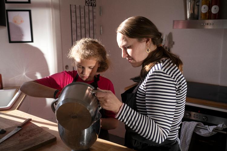 
    
Der er ofte gang i køkkenredskaberne, når 10-årige Yasmin Bruun og 36-årige Monna Hansen er sammen. Forleden bagte de brownies. Foto: Mikkel Hørlyck/POLFOTO