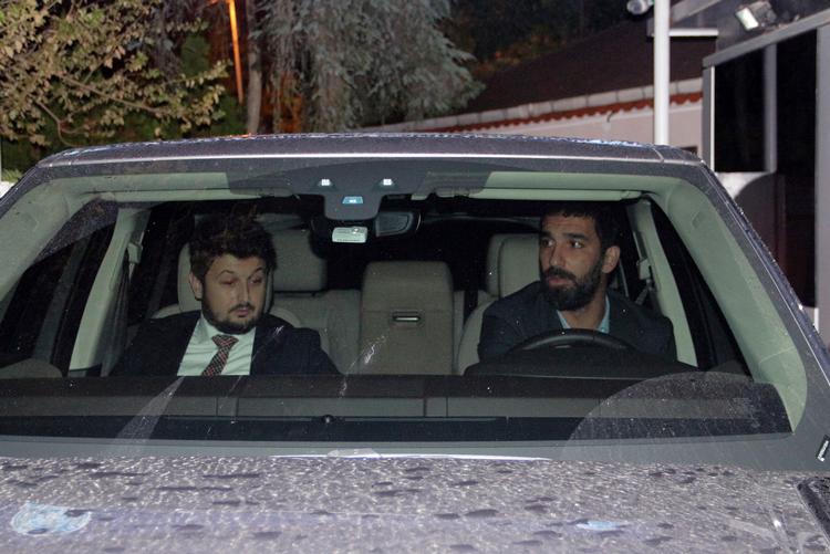 Den tidligere Barcelona-spiller Arda Turan (th.) forlader her en politistation i Istanbul, efter han er afhørt om en natklubepisode i 2018, hvor han nu er dømt for ulovlig våbenbesiddelse og for at have brækket næsen på sangeren Berkay Sahin.    Foto: /Ritzau Scanpix