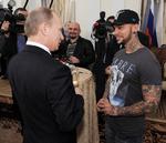 Her mødes den russiske præsident Vladimir Putin med rapperen Timati. Foto: Sputnik Photo Agency/Ritzau Scanpix