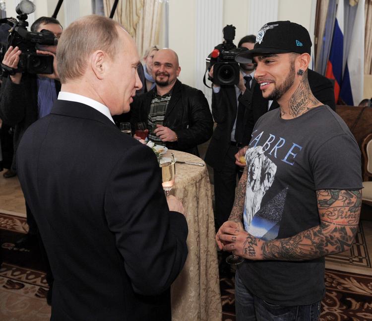 Her mødes den russiske præsident Vladimir Putin med rapperen Timati. Foto: Sputnik Photo Agency/Ritzau Scanpix