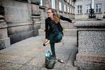 

  Ellen Trane Nørby skifter de flade sko ud med høje hæle udenfor Christiansborg, før hun går til forhandlinger i Undervisningsministeriet. Foto: Martin Lehmann/POLFOTO
