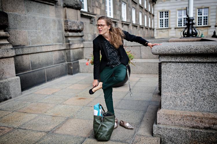 

  Ellen Trane Nørby skifter de flade sko ud med høje hæle udenfor Christiansborg, før hun går til forhandlinger i Undervisningsministeriet. Foto: Martin Lehmann/POLFOTO