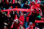 I november 2018 gjorde de iranske myndigheder en undtagelse, da de lod en udvalgt gruppe af kvinder overvære en fodboldkamp i Teheran. Dengang var Fifa-præsident Gianni Infantino også til stede på stadion. 
   Foto: Atta Kenare/Ritzau Scanpix