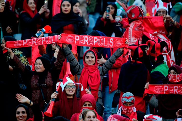 I november 2018 gjorde de iranske myndigheder en undtagelse, da de lod en udvalgt gruppe af kvinder overvære en fodboldkamp i Teheran. Dengang var Fifa-præsident Gianni Infantino også til stede på stadion. 
   Foto: Atta Kenare/Ritzau Scanpix