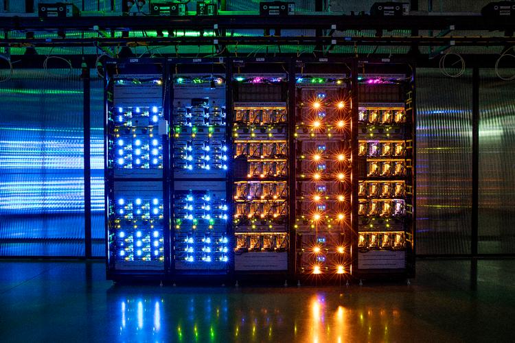 
  Fra i dag ligger millioner af mobilers hjerne her i Odense.  De mange servere sluger strøm, der kunne forsyne en middelstor provinsby. 
   Foto: Jacob Ehrbahn/POLFOTO