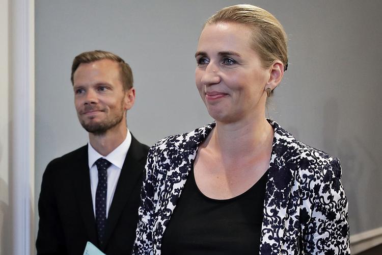 Beskæftigelsesminister Peter Hummelgaard (S) og Statsminister Mette Frederiksen (S).
   Foto: Jens Dresling/POLFOTO