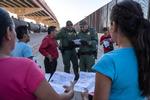Amerikansk grænsekontrol tjekker dokumentation hos en lille gruppe migranter, som havde krydset Rio Grande-floden fra Juarez i Mexico til  El Paso, Texas.  Foto: Paul Ratje/Ritzau Scanpix
