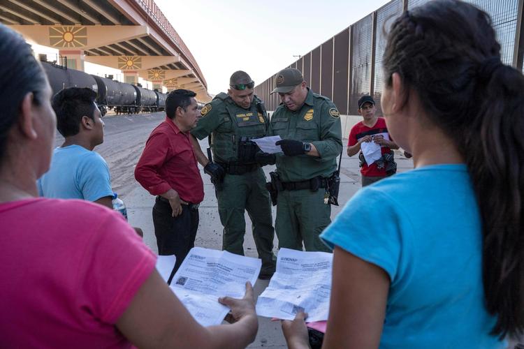 Amerikansk grænsekontrol tjekker dokumentation hos en lille gruppe migranter, som havde krydset Rio Grande-floden fra Juarez i Mexico til  El Paso, Texas.  Foto: Paul Ratje/Ritzau Scanpix