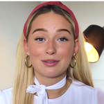 Når Camilla Richardt præsenterer mordsager i 'Krimi Søndag', foregår det med øjnene rettet mod seerne i en uformel, hjemmeproduceret og lavteknisk produktion, hvilket i og for sig kan have sin charme.  Foto: Screenshot fra YouTube