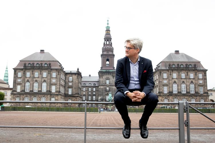 Venstres formænd har i årevis huseret i hjørnevinduet yderst til højre eller venstre lige under Christiansborgs kobberbelagte tagkonstruktion. Til venstre, når de har været statsministre. Til højre, når de har været i opposition. I 2011 drømte Søren Pind hede, forgæves drømme om et formandskandidatur.  Foto: Finn Frandsen/POLFOTO