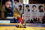 Det her skete for 10 år siden i den iranske by Qom. En dansk kvinde blev bortvist fra brydehallen, hvor det danske landshold var i aktion. I rødt er det danskeren, Frederik Ekstrøm, der kastes - mens dystre præstemænd ser til fra væggen. Foto: Jacob Ehrbahn/POLFOTO