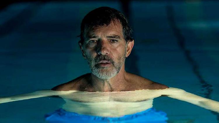 Antonio Banderas spiller hovedrollen som filminstruktøren Salavador Mallo, der tager drastiske midler i brug for at finde kunstnerisk inspiration. Foto: Scanbox