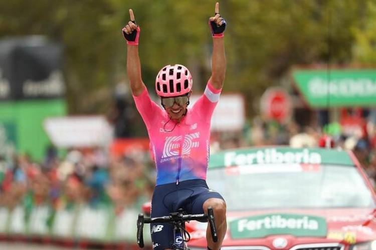 En jublende Sergio Higuita sikrer det hårdt ramte amerikanske mandskab EF Education First en kærkommen opmuntring på 18. etape i Vueltaen. Foto: Unipublic/Photogomez Sport 