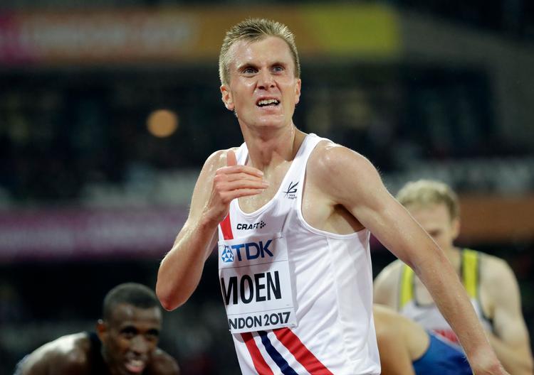 Sondre Moen kiggede efter sin tid, da han ved VM i 2017 i London havde løbet indledende heat på 5.000 meter, men det var ikke rar læsning. Nordmanden kom ikke videre.  
   Foto: David J. Phillip/Ritzau Scanpix