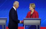 Tidligere vicepræsident under præsident Barack Obama veksler håndtryk med senator  Elizabeth Warren, der som Biden arbejder på at blive Demokraternes præsidentkandidat. I juli næste år vil det være kendt, hvem af kandidaterne, der skal forsøge at slå den mest sandsynlige republikanske kandidat - nuværende præsident Donald Trump.  Foto: Mike Blake/Ritzau Scanpix