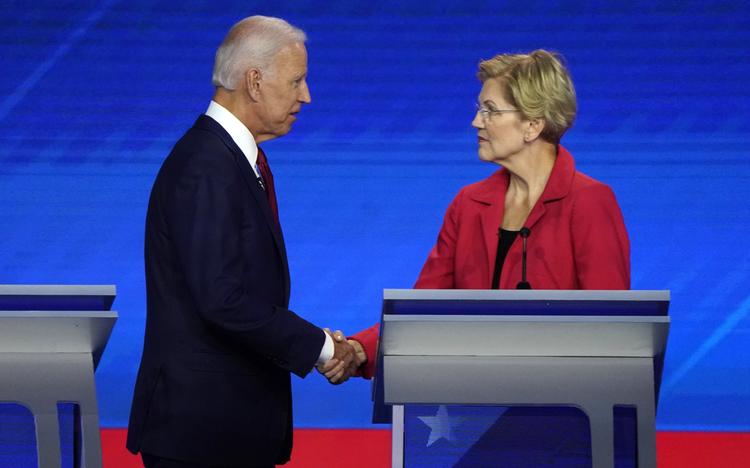Tidligere vicepræsident under præsident Barack Obama veksler håndtryk med senator  Elizabeth Warren, der som Biden arbejder på at blive Demokraternes præsidentkandidat. I juli næste år vil det være kendt, hvem af kandidaterne, der skal forsøge at slå den mest sandsynlige republikanske kandidat - nuværende præsident Donald Trump.  Foto: Mike Blake/Ritzau Scanpix
