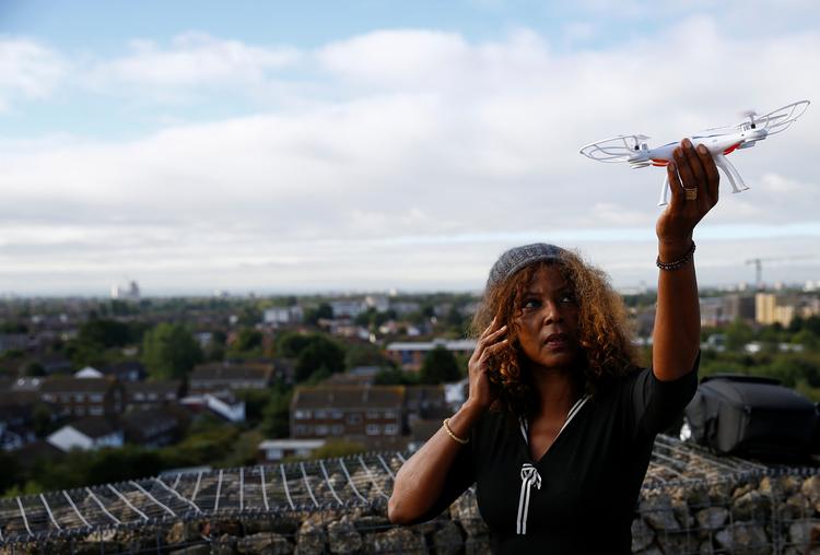 Aktivist, Valerie Milner-Brown står med en drone nær Heathrow Airport i London. Hun vil sammen med andre klimaaktivister forsøge at forstyrre trafikken i Londons største lufthavn fredag. Foto: Henry Nicholls/Ritzau Scanpix