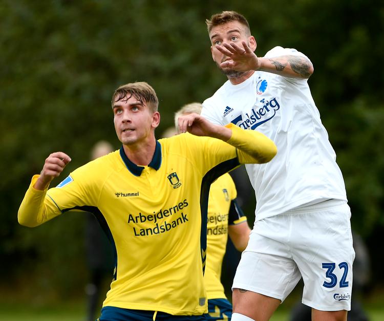 
Nicklas Bendtner fik 45 minutters spilletid i FCK's reserveholdskamp mod Brøndby forleden.  Han er altid god i luften, som vi ser her, hvor han er i en duel med Brøndbys nye forsvarer Andreas Maxsø
   Foto: Lars Poulsen/POLFOTO