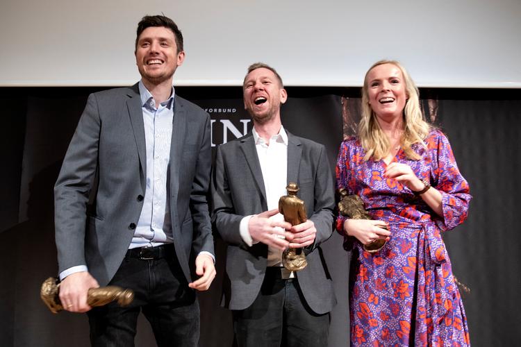 En ny algoritme vil give bedre og større eksponering til den journalistik, der har vundet priser. På billedet ses Cavlingpris-vinderne Eva Jung, Simon Bendtsen og Michael Lund fra Berlingske for en serie afsløringer af Danske Banks milliard-hvidvask. Foto: Finn Frandsen/POLFOTO