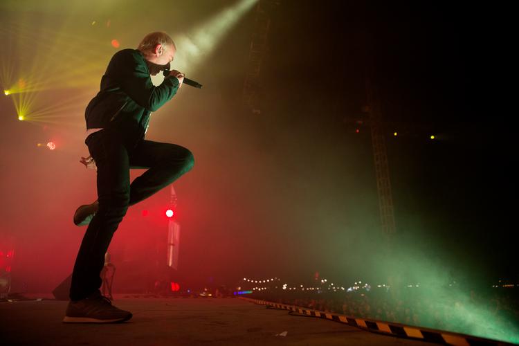 Britiske Underworld optrådte på Roskilde Festival i juli.  På deres nye single namedropper de den ene kendis efter den anden. Foto: Thomas Borberg