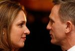 Producer Barbara Broccoli og skuespiller Daniel Craig har samarbejdet på samtlige Bond-film med Craig som agent 007. Billedet stammer fra premieren på den anden film, hvor Craig var Bond, 'Quantum of Solace' fra 2008. Den første var 'Casino Royale' fra 2006.    Foto: Stephen Hird/Ritzau Scanpix
