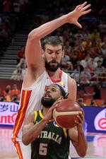 Spaniens Marc Gasol 'truer' Australiens Patty Mills under semifinalen i Beijing fredag.
   Foto: Noel Celis/Ritzau Scanpix